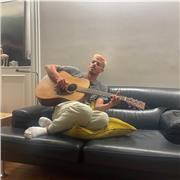 Professeur particulier donne des cours de guitare